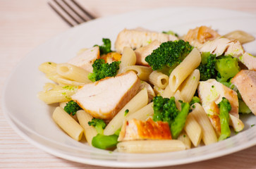 penne pasta with chicken and broccoli