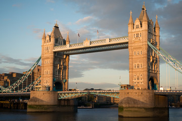 Naklejka na ściany i meble Tower Bridge in the thames at sunset