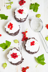 Cakes with fresh currants