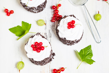Cakes with fresh currants