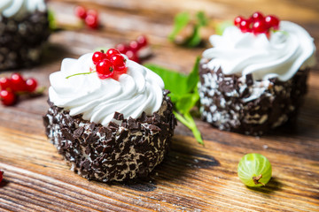 Cakes with fresh currants
