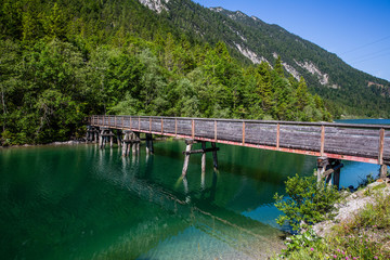 Holzbrücke am Plansee in Österreich