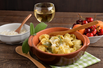 TORTELLINI CON BURRO E SALVIA - Tortellini with butter and sage