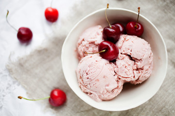 Cherry ice cream - 85879328