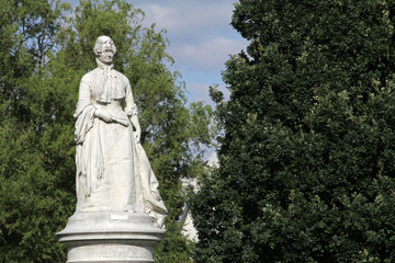 Fototapeta na wymiar Standbild Großherzogin Alexandrine im Schweriner Schlossgarten