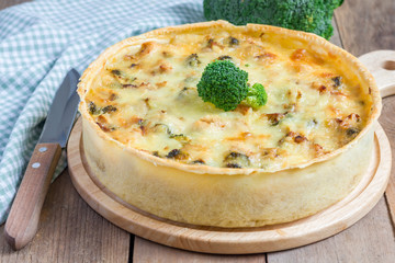 Quiche lorraine with chicken, mushrooms and broccoli