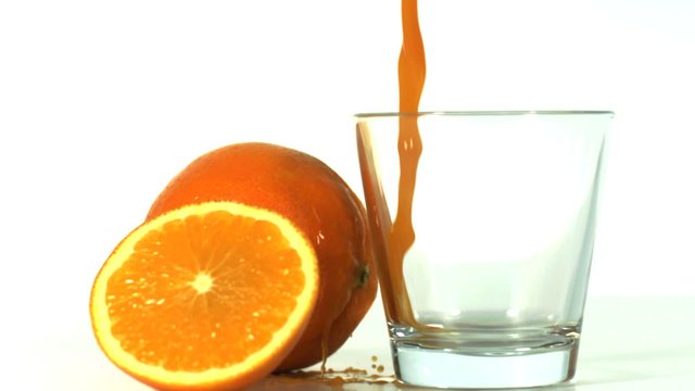 Orangensaft in Zeitlupe. 