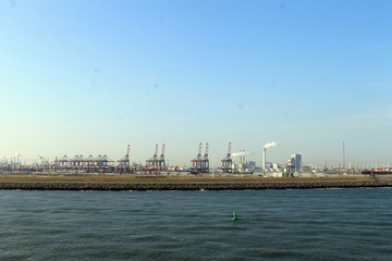 Fototapeta na wymiar Die Hafenanlagen von Rotterdam.