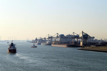 Obraz premium Die Hafenanlagen von Rotterdam.