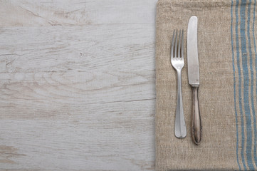 Altes Besteck auf Leinentuch