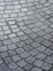 Nasses Natursteinpflaster als Schr&auml;gaufnahme