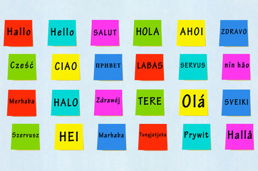 Bunte Notizzettel: „Hallo“ in vielen Sprachen