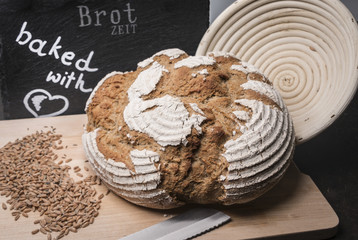 Brot mit Schneidebrett - mit Liebe gebacken