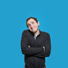 Junger Mann schaut verleibt