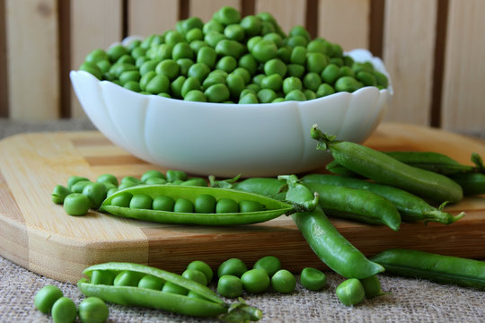 The cleaned peas in a dish.
