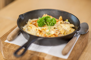 Cheesy baked macaroni