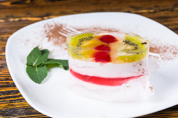 Creamy berry mousse with kiwifruit