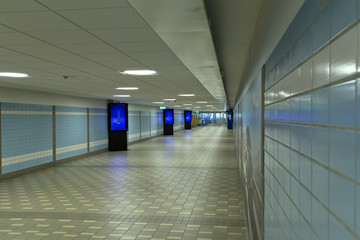 Obraz premium A long hallway to the entrance of an airport