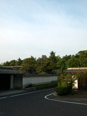 朝日の中、松江城の天守閣を望む