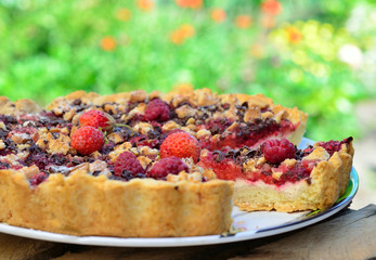 Cake with strawberries and raspberries.