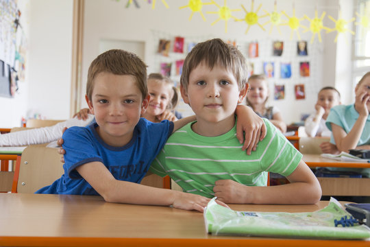 Zwei Klassenkamaraden in der Grundschule
