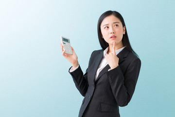 電卓を持つ女性　ビジネス