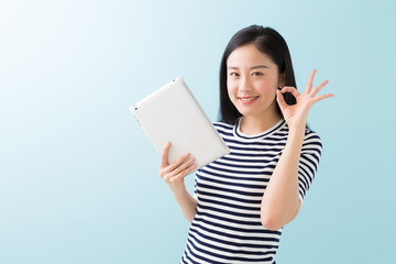 Naklejka premium タブレットを見る女性