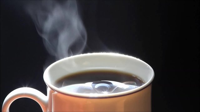 dampfend heisser kaffee in Tasse, hintergrund schwarz 
 