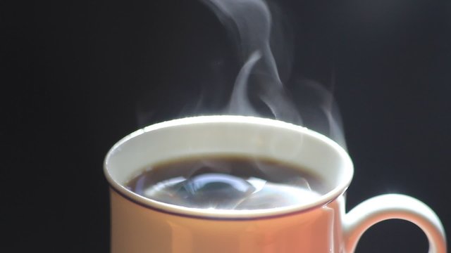 dampfend heisser kaffee in Tasse, hintergrund schwarz 
 