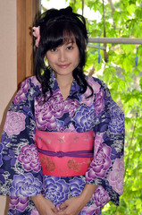 Fototapeta premium 浴衣を着た若い女性
