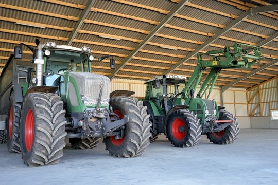 Lanwirtschaftliche Maschinenhalle mit zwei großen Traktoren