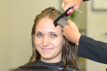 Obraz premium Eine attraktive Frau lacht in die Kamera