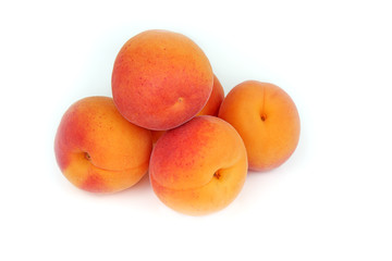 abricots en gros plan sur fond blanc