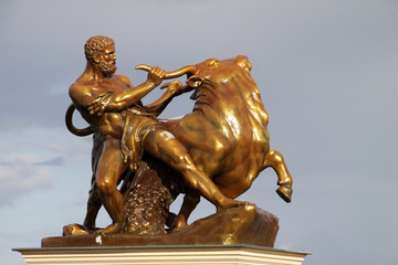 Skulptur Herakles mit Stier am Schloss Schwerin
