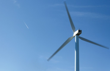 Molino de energía eólica y estela de reactor