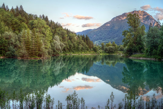 Lac des Bauges au cr&eacute;puscule