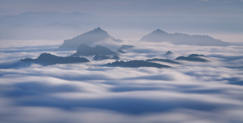 Mountains over the clouds (Serra de Picancel, Berguedà, Catalunya / Pirineus / Pyrenees)