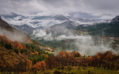 Boires al Berguedà (Catalunya) / Fog in a mountain valley in Pyrenees