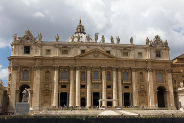 Fototapeta na wymiar Saint Peter's Basilica with streams of tourists
