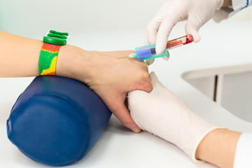Obraz premium Blood test from vein in hand