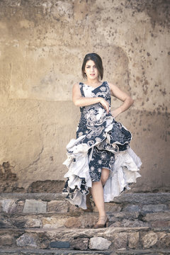 Bailaora flamenca posando como modelo en exterior