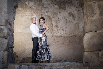 Obraz premium Pareja flamenca posando como modelos en exterior