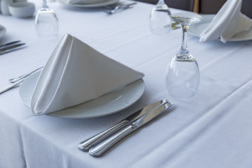 Table setting in a restaurant - obrazy, fototapety, plakaty