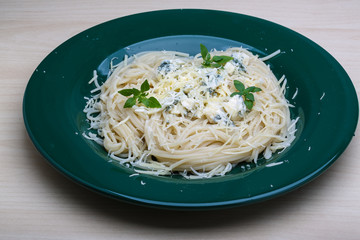 Pasta with blue cheese and basil