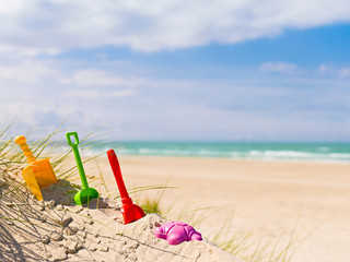Spielen am Strand im Urlaub