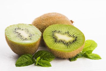 Fototapeta na wymiar Juicy kiwi fruit and freas mint leaves
