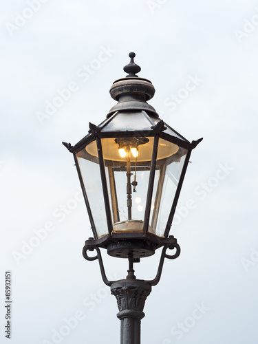 "Alte Gaslaterne leuchtet tagsüber" Stockfotos und lizenzfreie Bilder