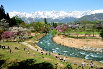 Naklejka premium 長野県 白馬の絶景 大出の吊り橋と白馬三山