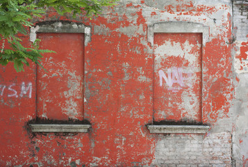 finestre rosse rovinate