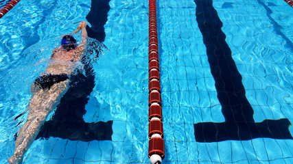 Nuotatrice in piscina